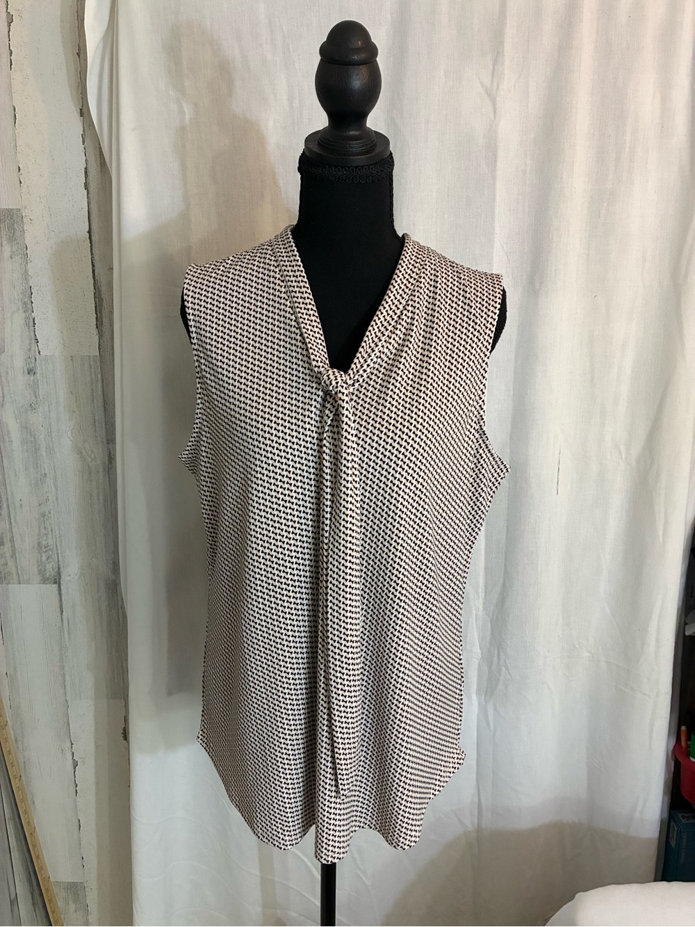 Adrianna Papell Black & pink Sleeveless Tie-Neck Camisole